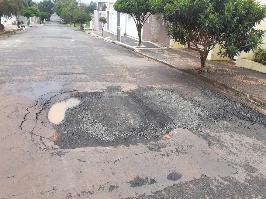 2018925_Dr.ª Germina pede tapamento de buraco no Residencial Furlan.jpg